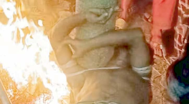 চুরির অপবাদে গাছে বেঁধে যুবকের গায়ে আগুন