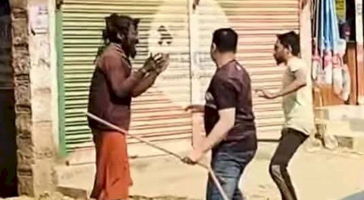 পিতাপুত্র চারজন মিলে ‘পাগলকে’ লাঠিপেটা, কারাগারে একজন 