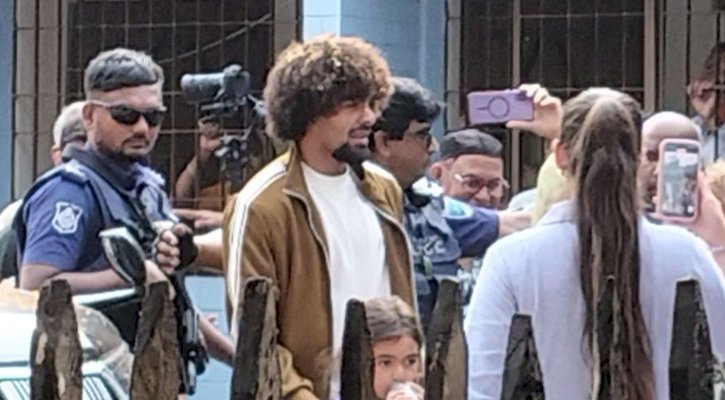 ধুলোমাখা পাড়াগাঁয়ে নন্দিত তারকা