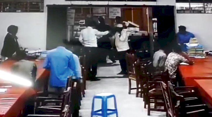 আদালতপাড়ায় সাংবাদিককে আইনজীবীর চরথাপ্পর