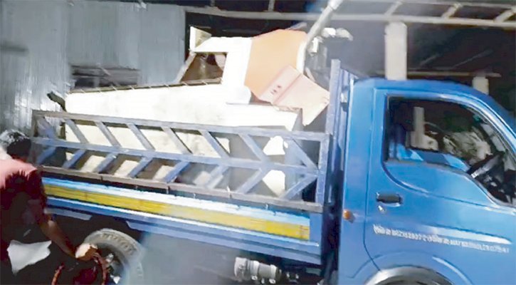 একুশ লাখের সরকারি ধান কাটার যন্ত্র ২ লাখ টাকায় ভাঙারি দোকানে বিক্রি