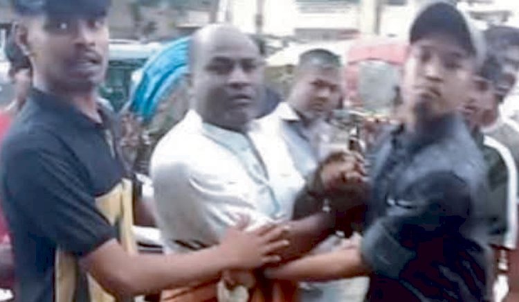 তাঁতীলীগের নেতাকে টেনেহিঁচড়ে পুলিশে সোপর্দ