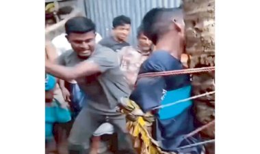 মোবাইল চুরির অভিযোগে গাছে বেঁধে পেটালো যুবককে, পরে কারাগারে