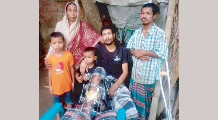 একটি পা ভাঙল, ভেঙে পড়ল একটি পরিবার