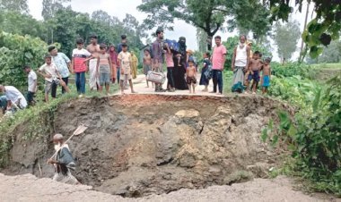 পাইপ বসাতে গিয়ে ধ্বসে পড়ল রাস্তা