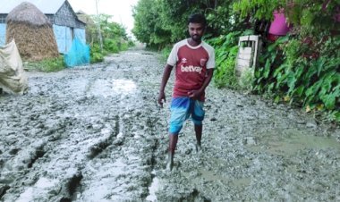 কাদা মাড়িয়ে যাতায়াত