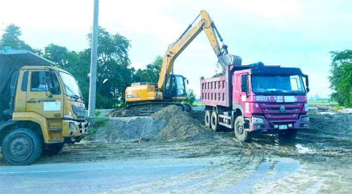 এবার লুট হচ্ছে সাদাবালু