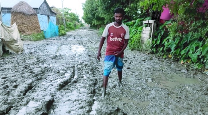 কাদা মাড়িয়ে যাতায়াত