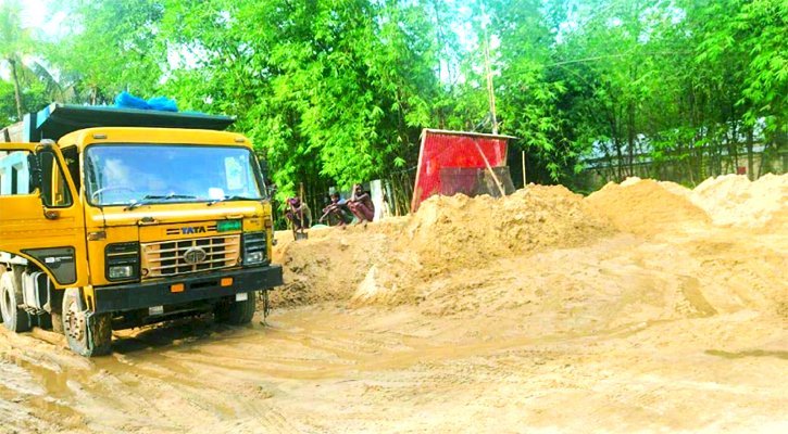 অবৈধ বালু উত্তোলনে দুইজনকে জরিমানা