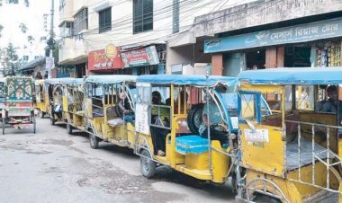 দুই কিলোমিটার সড়কে ৮ হাজার ইজিবাইক