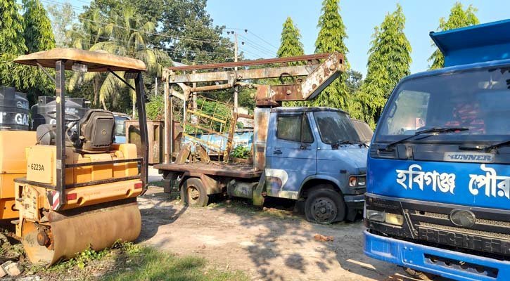 হবিগঞ্জ পৌরসভার ৯ যানবাহন অব্যবহৃত থেকে বিকল