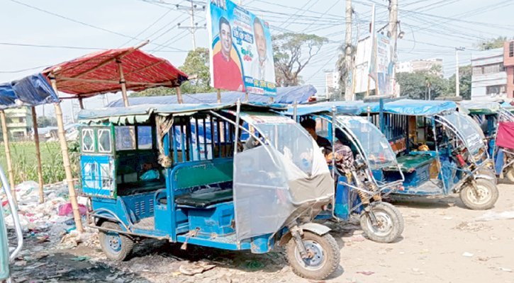 ঐতিহ্যবাহী দিঘী দখল করে অবৈধ স্ট্যান্ড বাণিজ্য